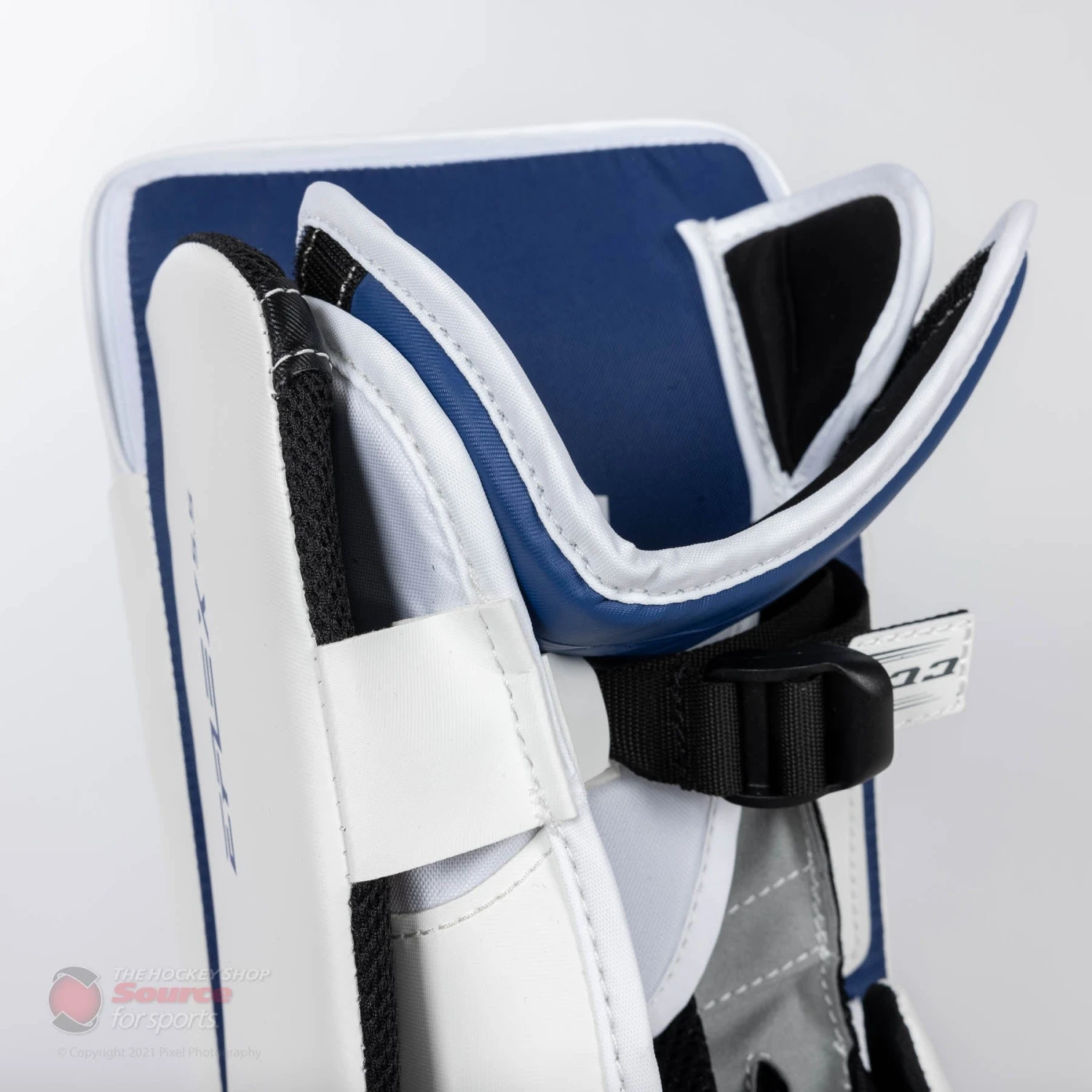CCM Extreme Flex E5.5 Junior Goalie Blocker 11 CCM Extreme Flex E5.5 Junior Goalie Blocker - Image 11
