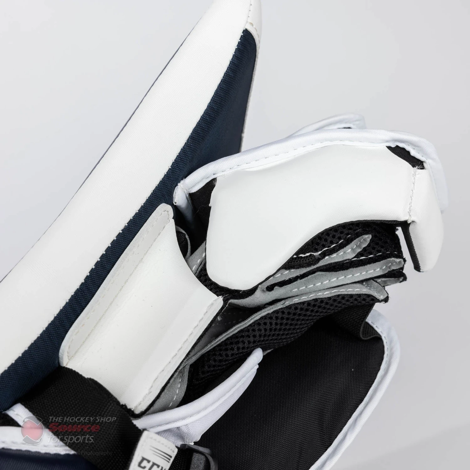 CCM Extreme Flex E5.9 Intermediate Goalie Blocker 7 CCM Extreme Flex E5.9 Intermediate Goalie Blocker - Image 7