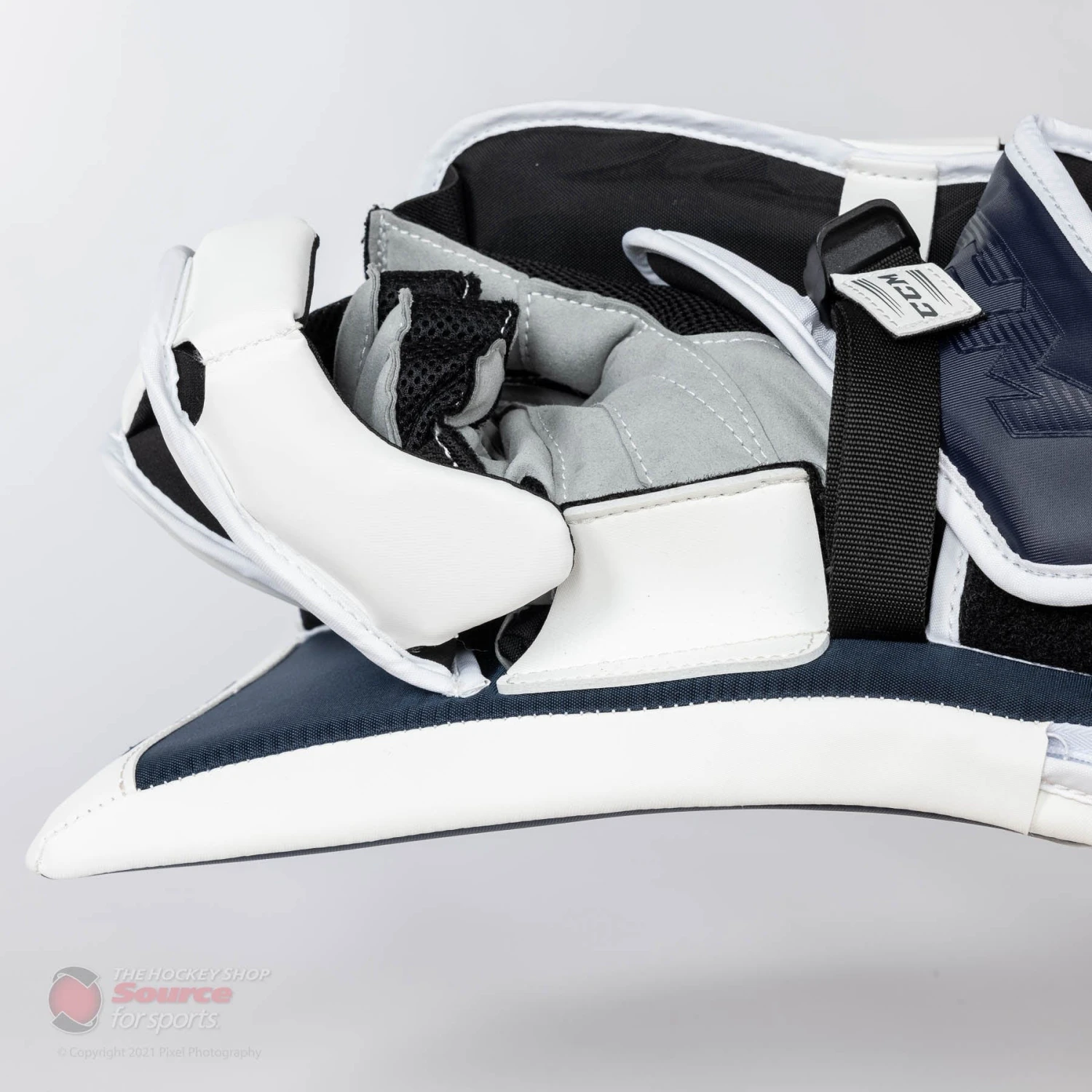 CCM Extreme Flex E5.9 Intermediate Goalie Blocker 9 CCM Extreme Flex E5.9 Intermediate Goalie Blocker - Image 9