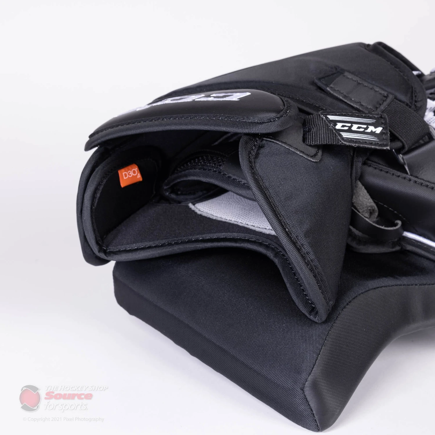 CCM Extreme Flex E5.9 Senior Goalie Catcher - Source Exclusive 4 CCM Extreme Flex E5.9 Senior Goalie Catcher - Source Exclusive - Image 4