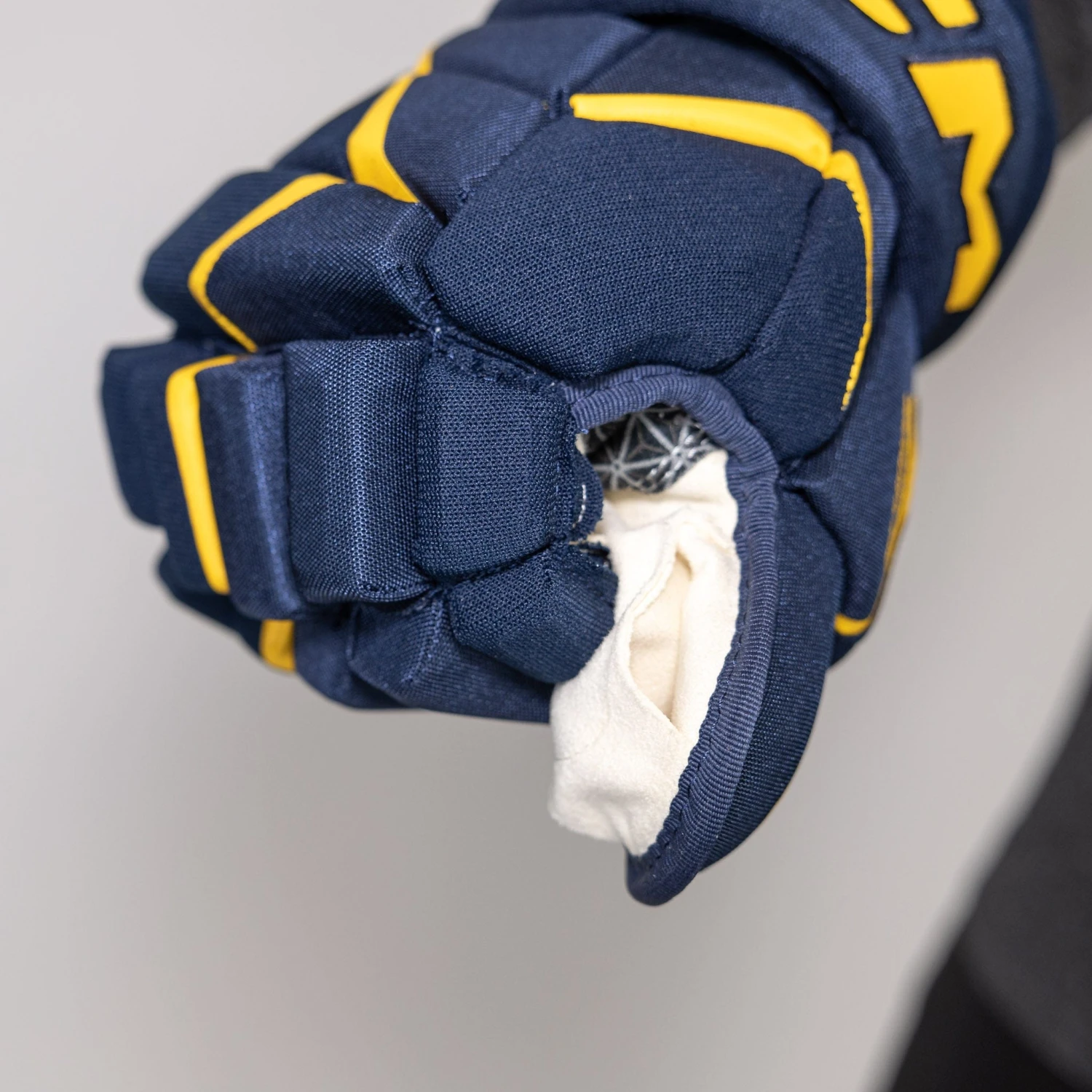 CCM Jetspeed FT680 Senior Hockey Gloves 15 CCM Jetspeed FT680 Senior Hockey Gloves - Image 15