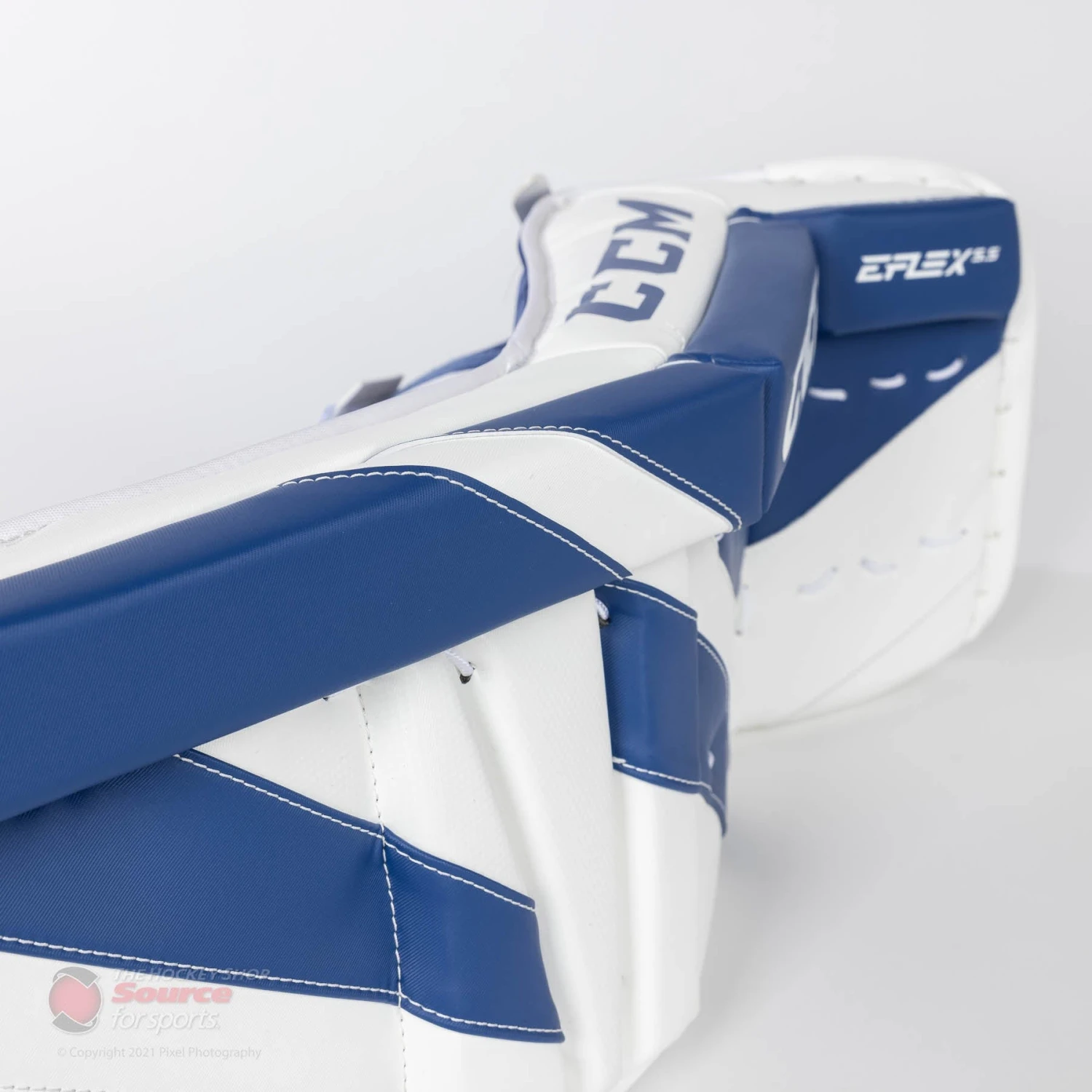 CCM Extreme Flex E5.5 Junior Goalie Leg Pads 2 CCM Extreme Flex E5.5 Junior Goalie Leg Pads - Image 2