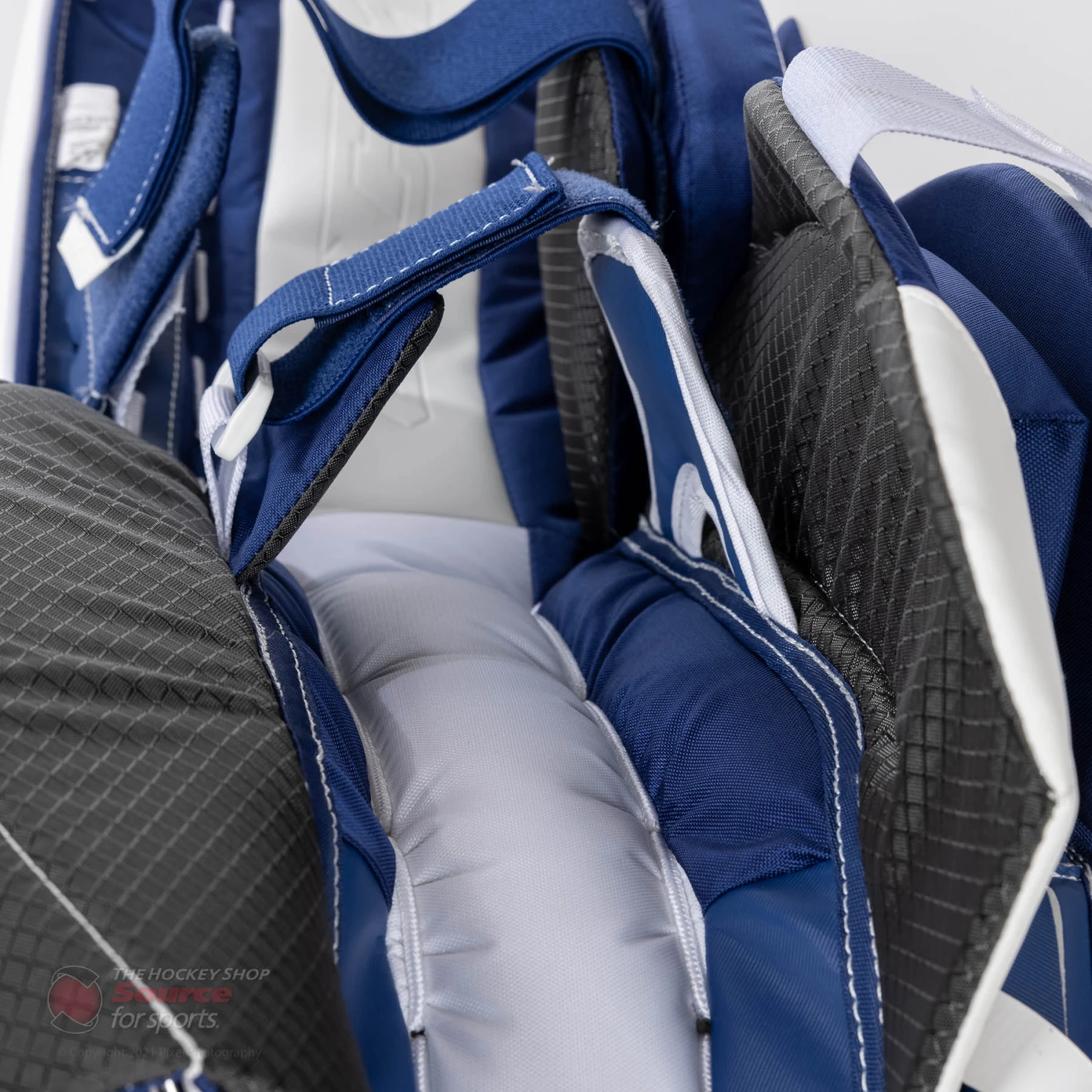 CCM Extreme Flex E5.5 Junior Goalie Leg Pads 16 CCM Extreme Flex E5.5 Junior Goalie Leg Pads - Image 16